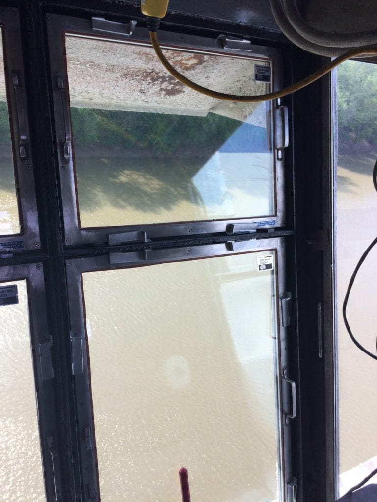 Barge unloader cab windows